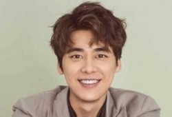 卓伟最新爆料李沁李易峰,李沁李易峰恋情疑曝光，甜蜜互动引热议